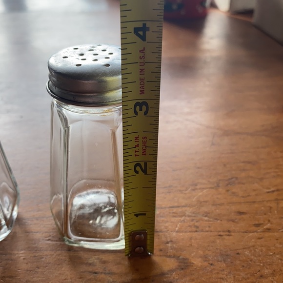 Vintage pair of pressed glass octagon shaped clear glass salt/pepper shakers - Picture 4 of 8